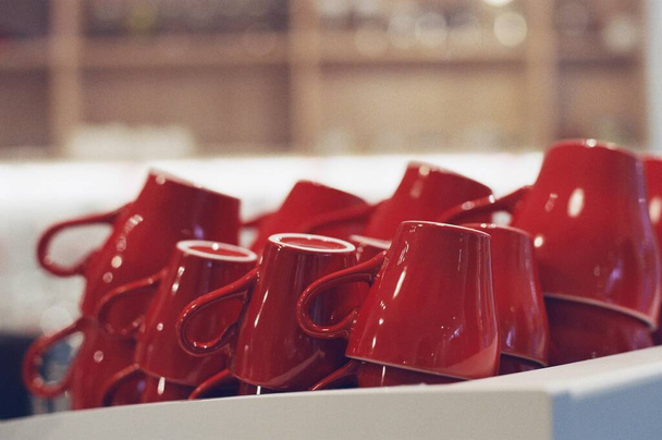 Rack filiżanek w kawiarni w kolorze czerwonym kubki kawy - Zdjęcie, obraz
