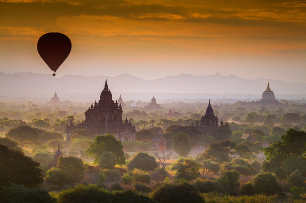 Hete luchtballon op pagode velden - Foto, afbeelding