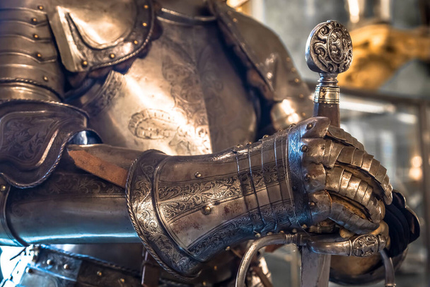 Detalhe de uma armadura de cavaleiro de Idade Média - 15o século. Conceito de segurança, proteção e proteção. - Foto, Imagem