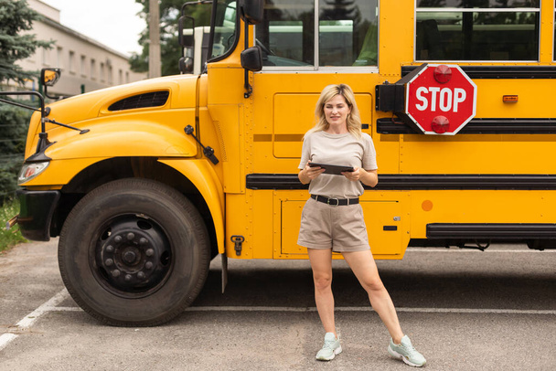 a woman near a school bus. - Valokuva, kuva