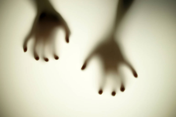 Verschwommene Schatten der Hände hinter Glas, Konzepte von Geistern, Zombies, wandelnden Leichen - Foto, Bild