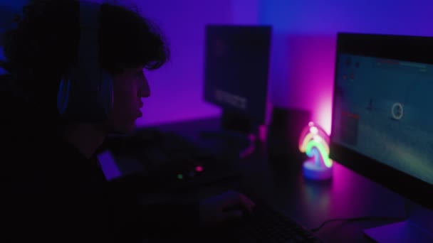 Mladý hráč baví hraní online videoher s počítačem doma - Herní zábava a technologie koncept - Záběry, video