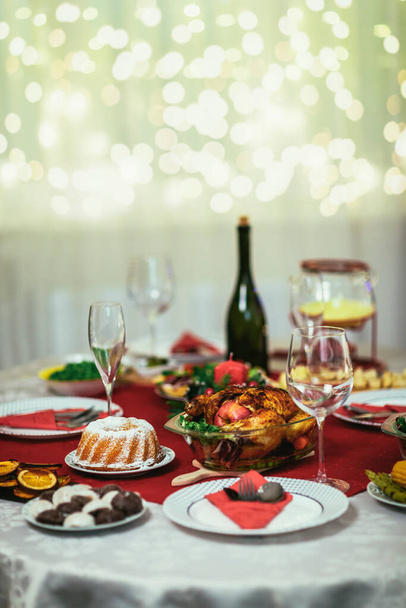 Joulupöytä täynnä herkullista ruokaa - Valokuva, kuva