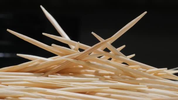 Primer plano de mondadientes de bambú girando. Los palillos de dientes de bambú textura. Vídeo 4k - Metraje, vídeo