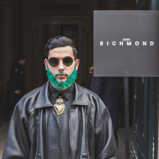 Az emberek kívül John Richmond divatbemutató épülete Milánó férfi divat héten 2015-re - Fotó, kép