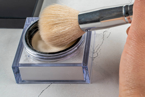 Μακιγιάζ σε σκόνη για τέλεια επιμέλεια για τόνους δέρματος και κρατήστε το μακιγιάζ στο πρόσωπο, μια εύκολη στη χρήση χαλαρή σκόνη,  - Φωτογραφία, εικόνα