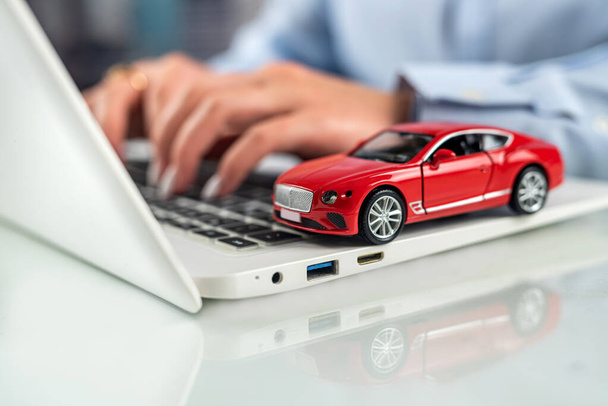 Autohändler bieten in ihren Büros Autobesitzverträge zu Zinssätzen an. Desktop. Tastatur mit Automodell - Foto, Bild