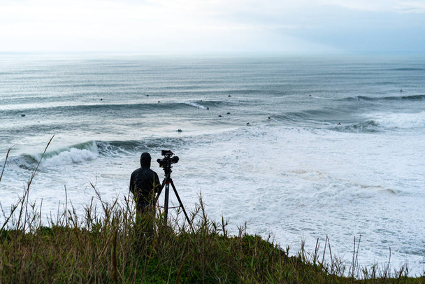 Передній вид відеооператорів, що знімають серфери в Nazare Surfing Challenge - Фото, зображення