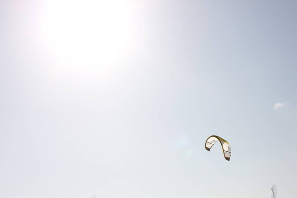 Segelflugzeug am Himmel an einem klaren, sonnigen Tag - Foto, Bild