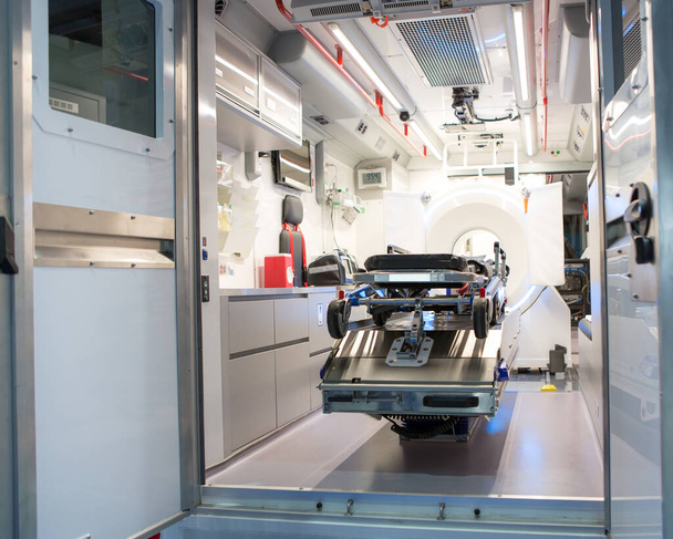 Mobiele noodoproep eenheid. Ambulance bestelwagen levert diensten voor de diagnose van beroerte patiënten. - Foto, afbeelding