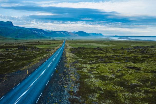 Estrada remota solitária com belas paisagens da região de Snaefellsnes, na Islândia. - Foto, Imagem