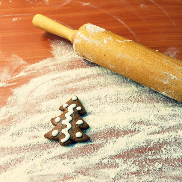 Домашняя выпечка рождественского печенья на кухне - Фото, изображение