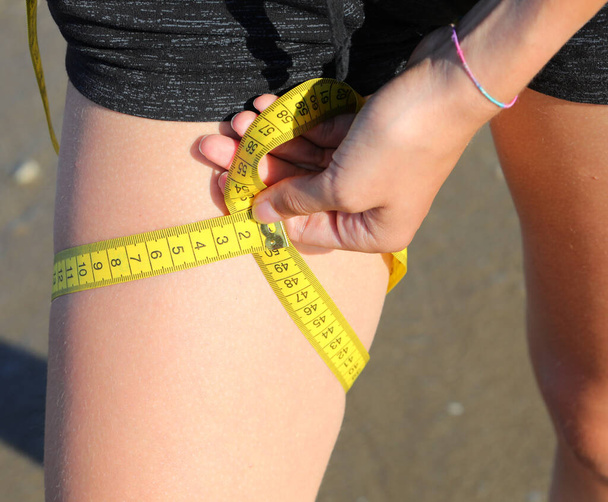 mittaus ympärysmitta jalka tyttö mittanauha ja toimenpiteet senttimetreinä - Valokuva, kuva