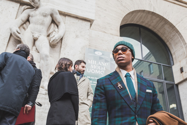 People outside Ferragamo fashion show building for Milan Men's Fashion Week 2015 - Foto, imagen