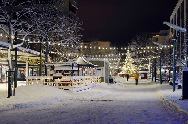 luces de Navidad y árbol de Navidad en la ciudad nevada de Jarvenpaa en Finlandia  - Foto, imagen