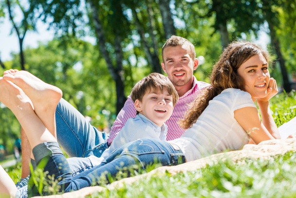 Ευτυχισμένη οικογένεια στο καλοκαιρινό πάρκο - Φωτογραφία, εικόνα