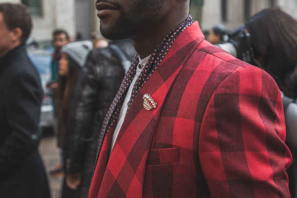 Άνθρωποι εξωτερική επίδειξη μόδας Ferragamo κτίριο για το 2015 εβδομάδα μόδας του Μιλάνου ανδρών - Φωτογραφία, εικόνα
