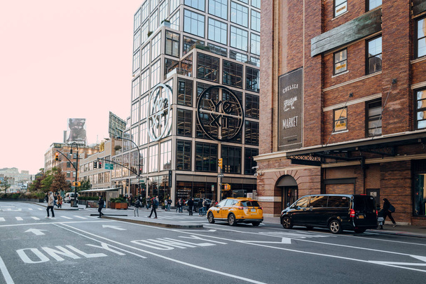 New York, ABD - 21 Kasım 2022: Chelsea Market 'in önündeki 9. Cadde manzarası, bir gıda salonu, alışveriş merkezi, ofis binası ve Manhattan' da bulunan televizyon üretim tesisi. - Fotoğraf, Görsel