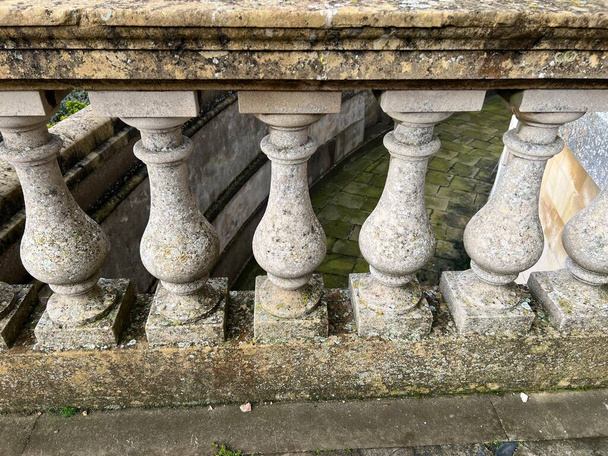 Zbliżenie balustrada kamień barierka ściany poręczy w rzymskiej kolumnie rzeźbione stylu w okazałych ogrodów domowych w angielskim wsi na świeżym powietrzu w terenie historycznego kraju zabytkowy budynek architektoniczny - Zdjęcie, obraz