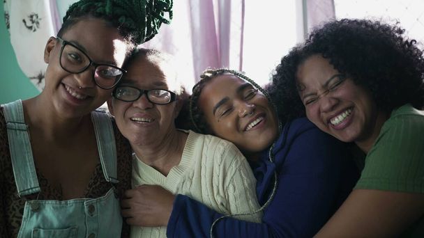 Mujeres brasileñas felices abrazándose juntas. Los alegres latinos sudamericanos se abrazan. Hijas adultas abrazando a la madre madura en interiores - Foto, imagen