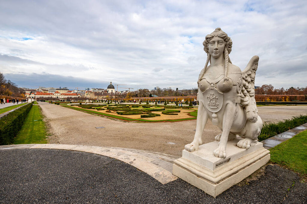 Viyana 'da Schloss Belvedere bahçesi ve heykeli olan şehir manzarası. Noel tatilinde Belvedere Şatosu. - Fotoğraf, Görsel