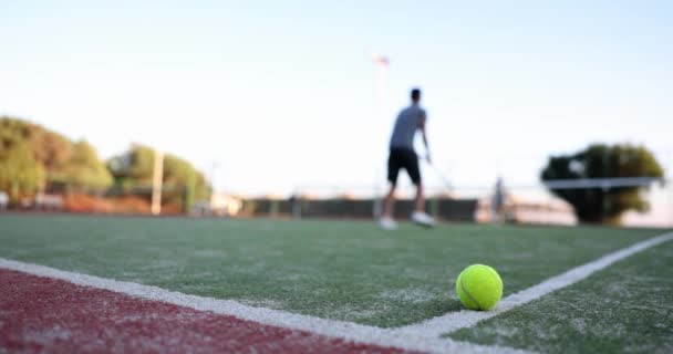 Pari tennispelaajaa viettää aikaa kentällä pelaamassa tennistä. Terveellinen elämäntapa ja urheilu - Materiaali, video