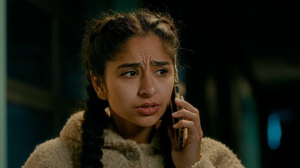 Θυμωμένος λυπημένος αραβική γυναίκα νεαρή κοπέλα εθνοτική πελάτης φοιτητής ελεύθερος επαγγελματίας μιλούν τηλέφωνο υπαίθρια στην πόλη βράδυ διαμαρτύρονται κακή εμπειρία εκφράζοντας αρνητικά συναισθήματα βρίζοντας μακρινή από κινητό gadget - Φωτογραφία, εικόνα
