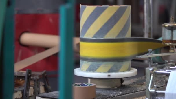 ダンボール製のボビン作り。製紙機械は古いブームコンビナットで技術的な段ボールを製造しています。製紙およびパルプ工場。高品質の4Kビデオ撮影. - 映像、動画