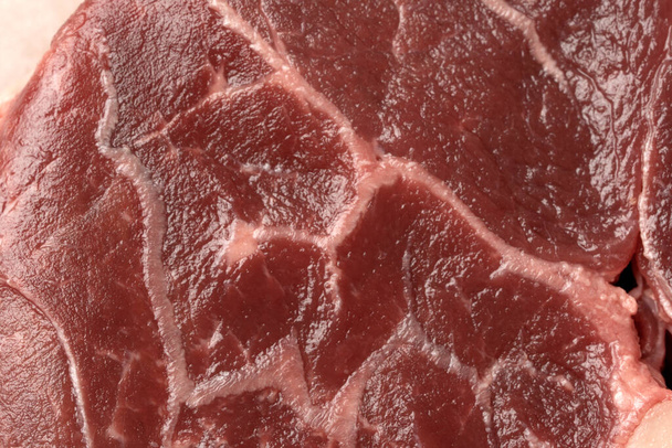 Mutfakta kağıt üzerinde çiğ biftek. - Fotoğraf, Görsel