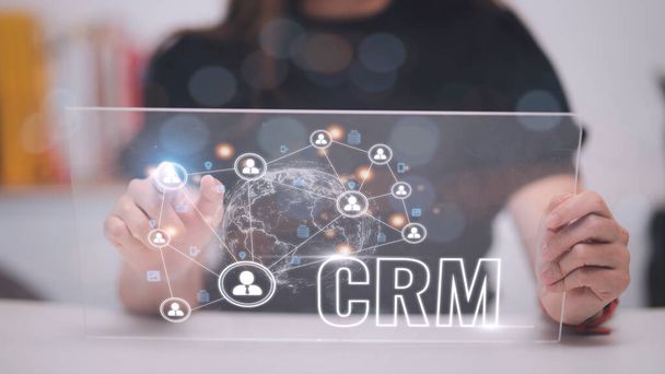 CRM Customer Relationship Management for business sales marketing system concept présenté dans l'interface graphique futuriste de l'application de service pour soutenir l'analyse de base de données CRM. - Photo, image
