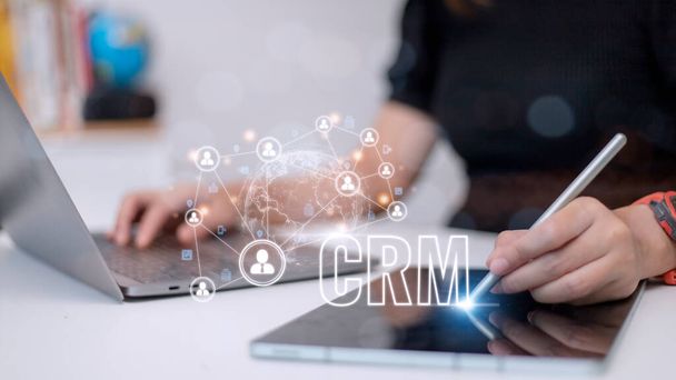 CRM Customer Relationship Management for business sales marketing system concept παρουσιαζόμενο σε φουτουριστικό γραφικό περιβάλλον εφαρμογών για υποστήριξη CRM database analysis. - Φωτογραφία, εικόνα