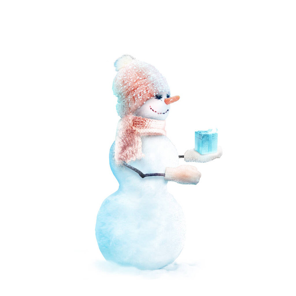 Счастливый снеговик, стоящий в зимнем пейзаже. - Фото, изображение