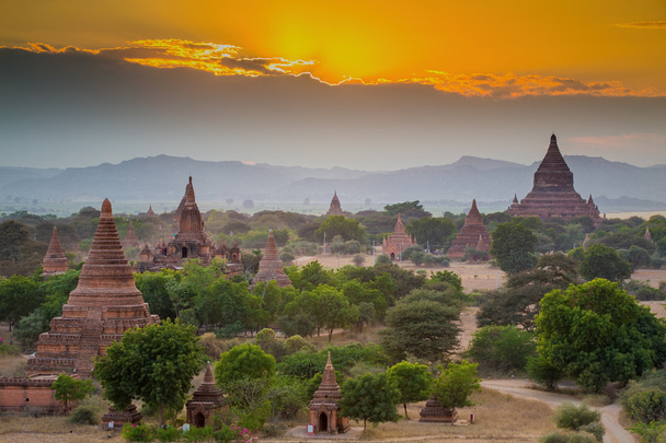 Багато храмів в Баган області, М'янмі. - Фото, зображення