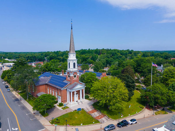Vue aérienne de l'église congrégationaliste Wellesley et de Central Street dans le centre-ville de Wellesley, Massachusetts MA, États-Unis. - Photo, image