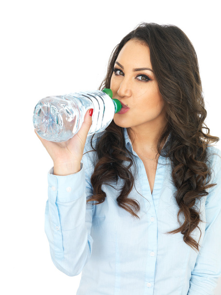 Mujer joven sosteniendo una botella de agua mineral
 - Foto, Imagen