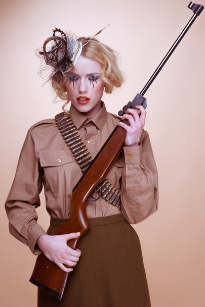 Ragazza alla moda scout tenendo fucile
 - Foto, immagini