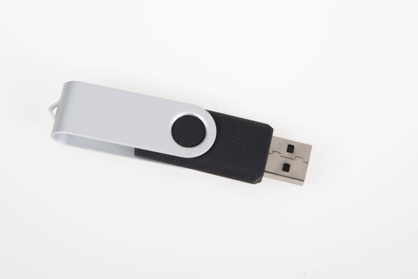 Clé USB ouverte gris et noir sur fond blanc - Photo, image