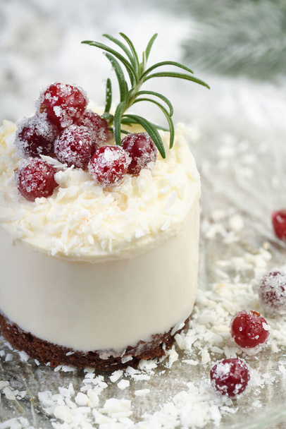 Mousse cakes met kokosroom en Griekse yoghurt boven chocoladetaart zijn het perfecte dessert. Voeg slagroom en bessen toe. Behandel vrienden en geliefden op Kerst of Oudejaarsavond - Foto, afbeelding