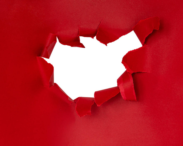 Metin izolasyonu için tüm alanı olan kırmızı yırtık kağıt sayfası - Fotoğraf, Görsel