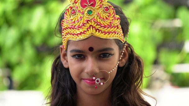 Durga Puja Look Fotoshooting basierend auf dem Agomoni Festival mit ethnischem Aussehen.Wie ein Gesicht der hinduistischen Göttin Durga. Göttin Durga für Happy Navratri Celebration Poster oder Banner Hintergrund - Foto, Bild