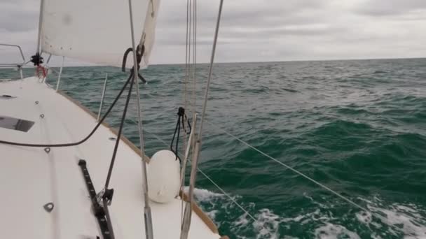 A Földközi-tengeren vitorlázó vitorlás szuperlassított felvételen - Felvétel, videó