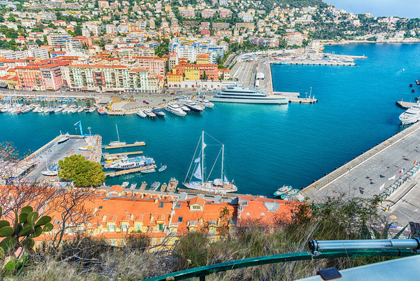 Vue aérienne panoramique du port de Nice, alias Port Lympia, vue de la colline du Château, Nice, Côte d'Azur, France - Photo, image