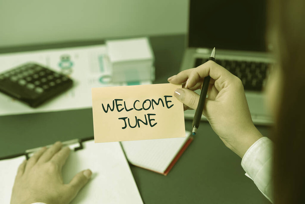 Texto mostrando inspiração Bem-vindo Junho, Visão geral do negócio Calendário Sexto mês Segundo trimestre Trinta dias Saudações - Foto, Imagem