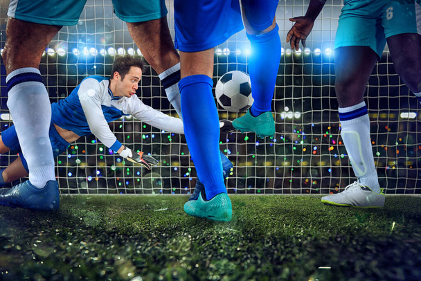 Cena de ação de futebol com jogadores de futebol e goleiro no estádio - Foto, Imagem