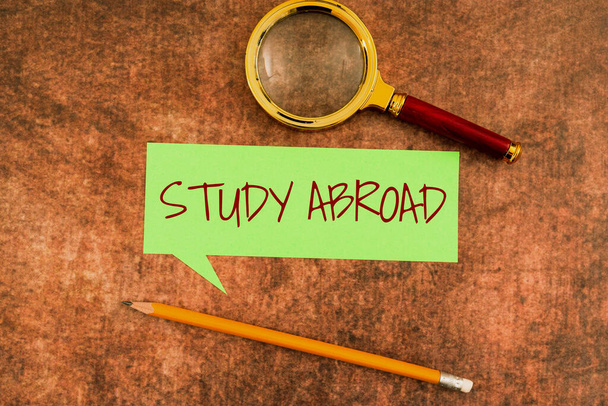 Χειρόγραφο κείμενο Μελέτη στο εξωτερικό, Επιχειρηματική ιδέα Η επιδίωξη εκπαιδευτικών ευκαιριών σε μια ξένη χώρα - Φωτογραφία, εικόνα