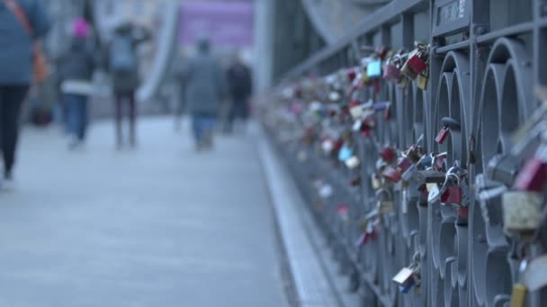 Fechaduras de amor em Iron Footbridge Eiserner Steg em Frankfurt Alemanha - Filmagem, Vídeo
