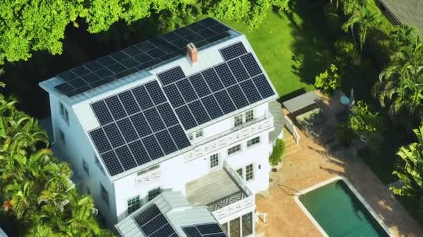Vista aérea del nuevo techo de la casa americana caro con paneles fotovoltaicos solares azules para producir energía eléctrica ecológica limpia. Electricidad renovable con concepto de cero emisiones. - Imágenes, Vídeo