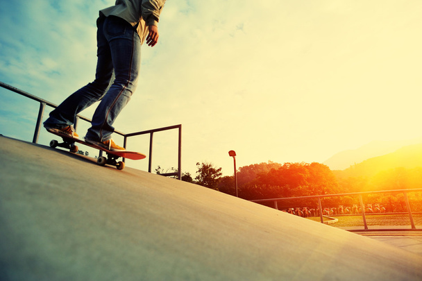 Woman legs skateboarding - Valokuva, kuva