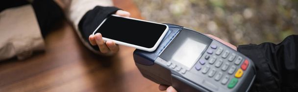 Müşterilerin ödeme terminali olan garsonun yanında cep telefonuyla ödeme yapmalarını engelleyen görüntü, afiş  - Fotoğraf, Görsel