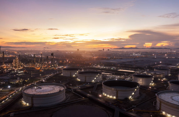 Luchtfoto drone van olie opslagtank met olieraffinaderij fabriek industriële. Olieraffinaderij bij prachtige zonsondergang en schemering. industrieel fabrieksconcept en vervoer. - Foto, afbeelding